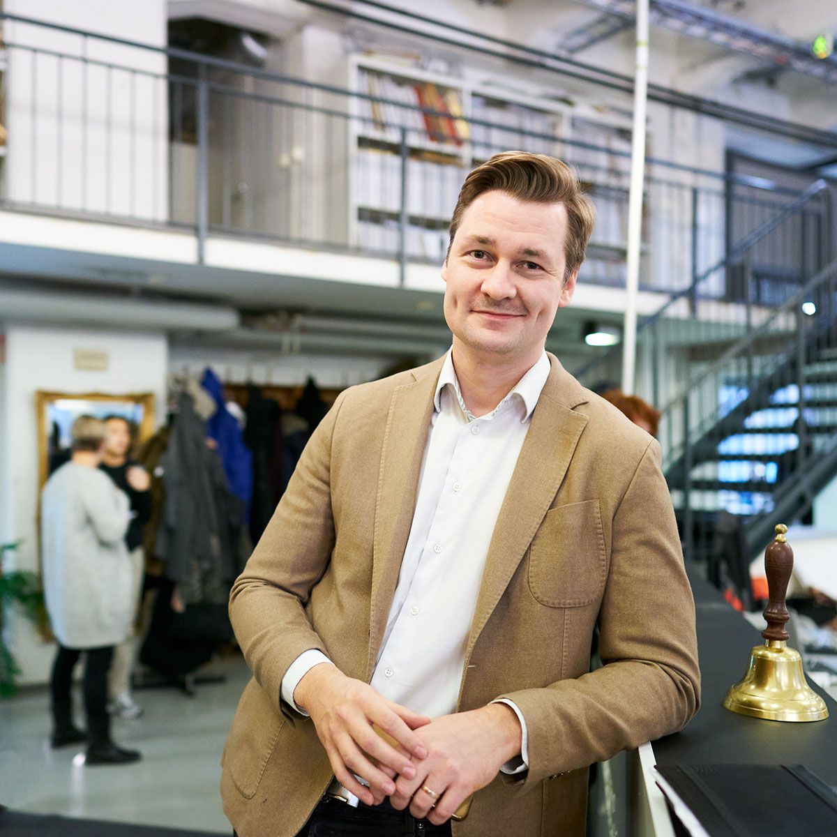  hasan & partnersin talousjohtaja Simo Kajaste seisoo toimiston aulassa.