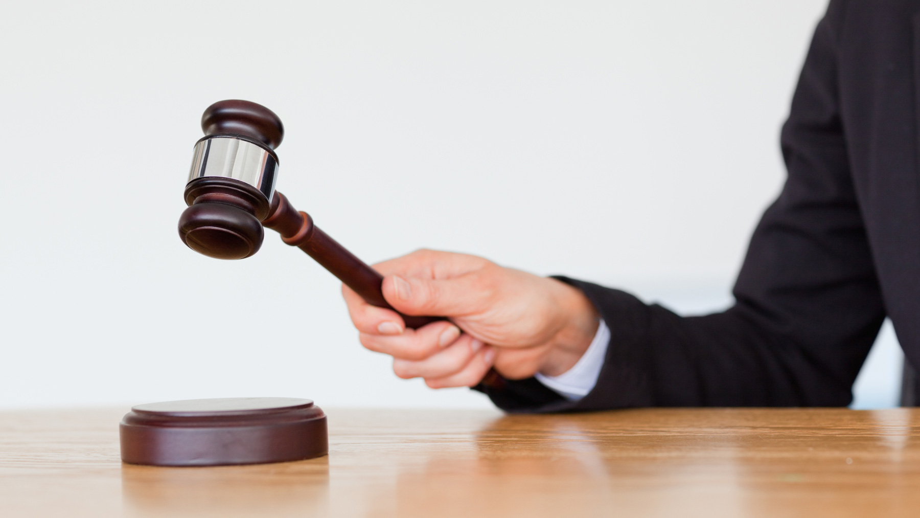 Tuomari kopauttaa nuijalla pöytään