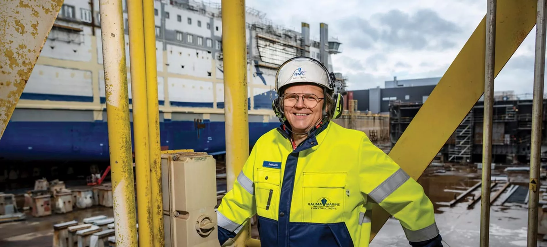 Antti Lehto seisoo Rauman telakalla laivan edustalla.