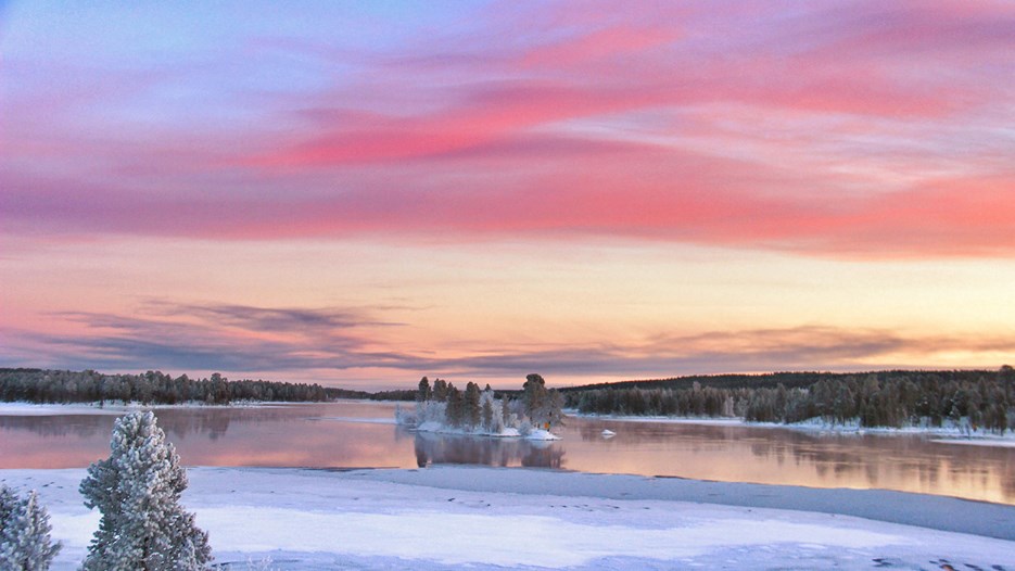 Talvinen järvimaisema, vaaleanpunainen taivaanranta.