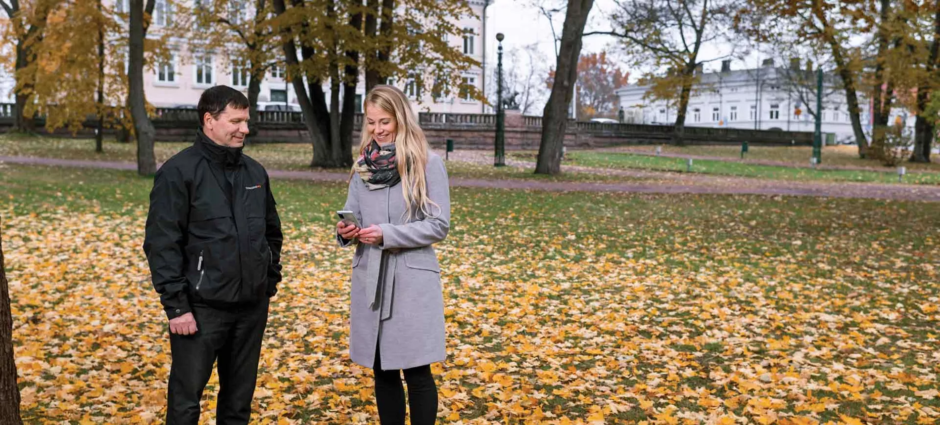 Porin kaupungin it-päällikkö Kari Kirsi ja yhdyskuntasuunnittelija Kirsi-Mari Viljanen seisovat syksyisessä puistossa Porissa.