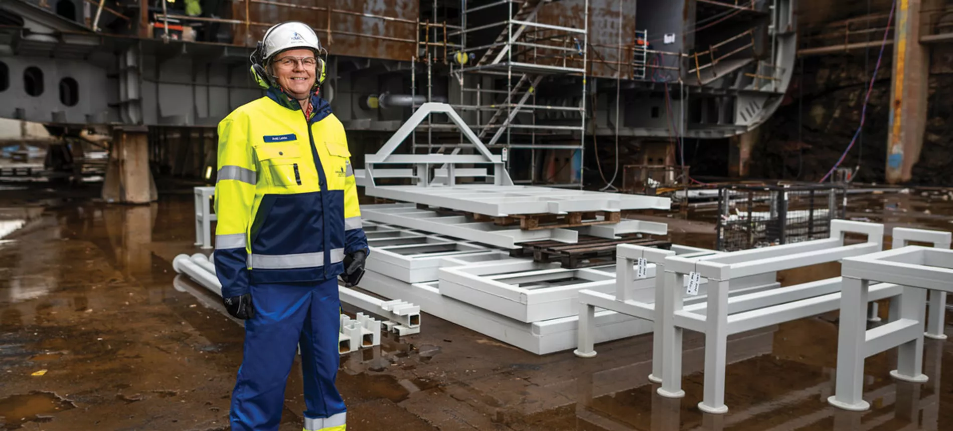 Rauman telakan ict-Specialist Antti Lehto seisoo telakalla, taustalla näkyy rakenusteline