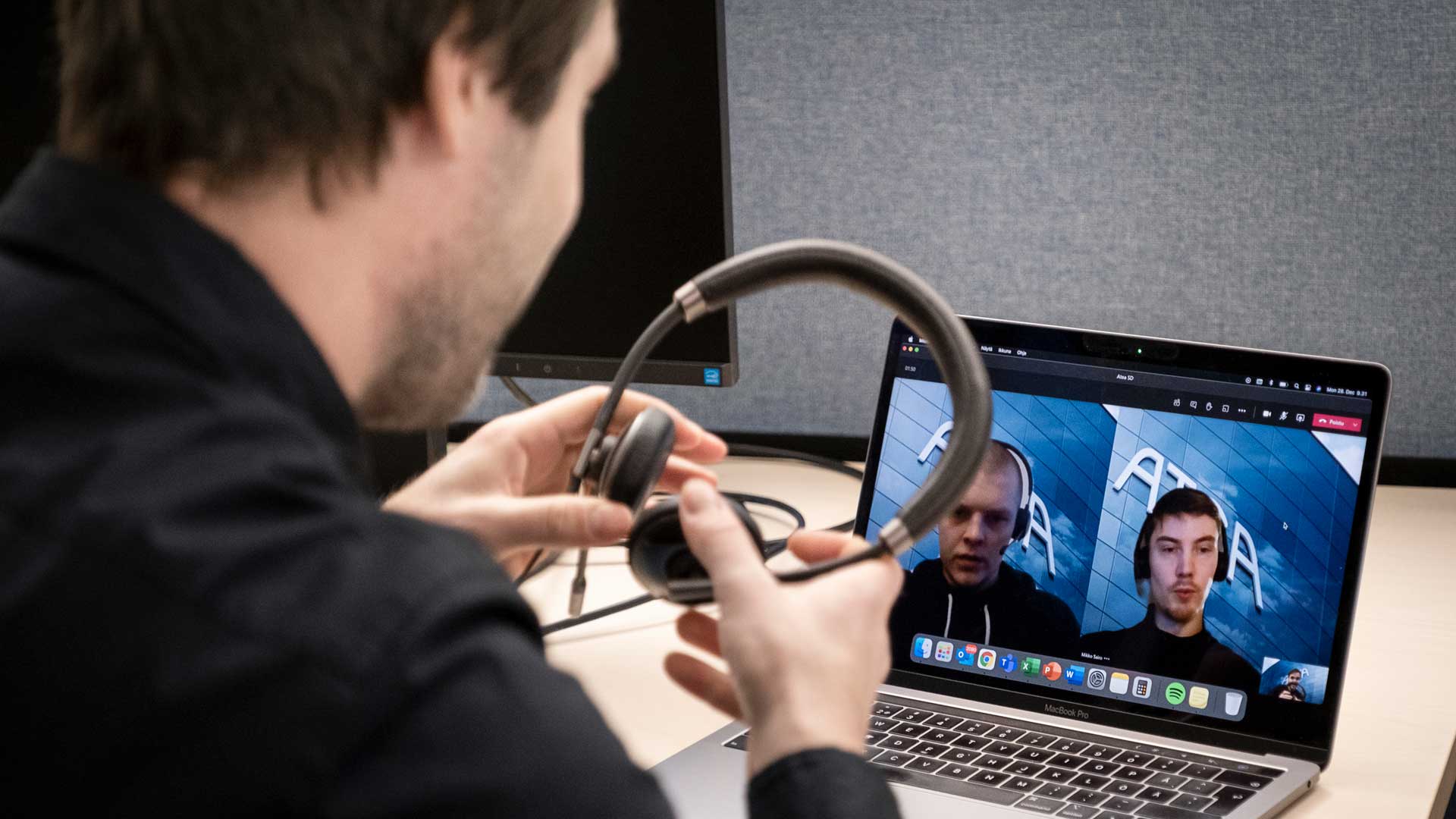 Atean Service Deskin vetäjä Esa Pölönen on videopalaverissa tiimiläistensä kanssa.