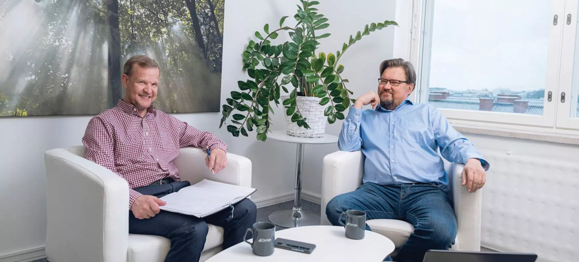 Derigo Oy:n Jukka Vornanen ja Pekka Aalto istuvat neuvotteluhuoneessa