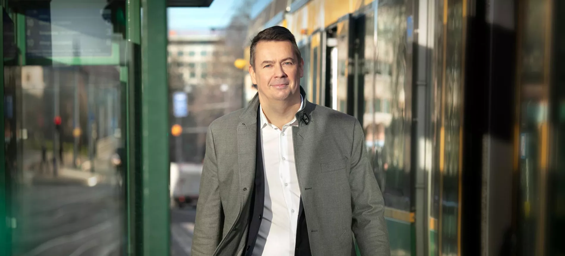 Pohjolan Voiman tietohallintojohtaja Petri Nampajärvi kävelee kameraa kohden