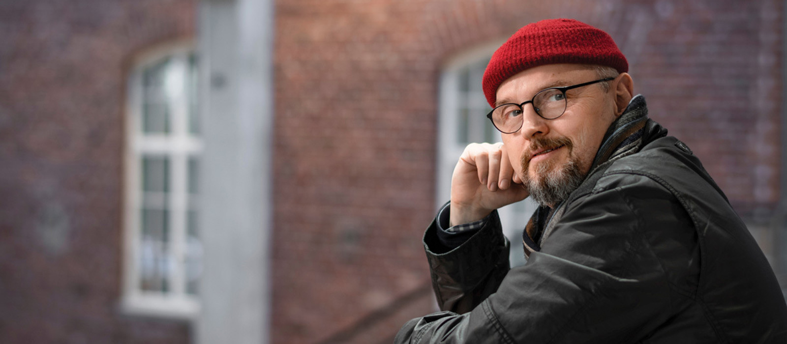 Patrick Simon-Bellamy nojaa kaiteeseen ja katsoo kameraan