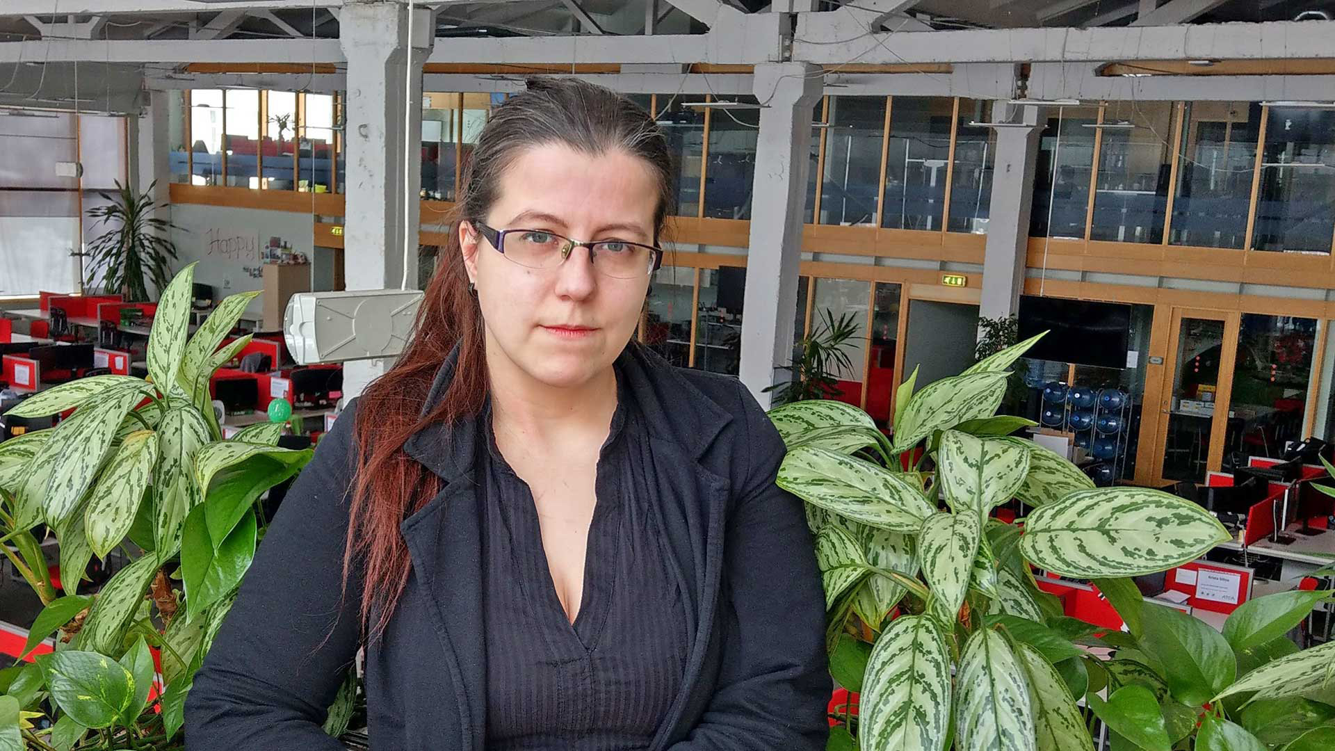 Vastuullisuusanalyytikko Renate Lingberzina Atean Riian konttorissa.