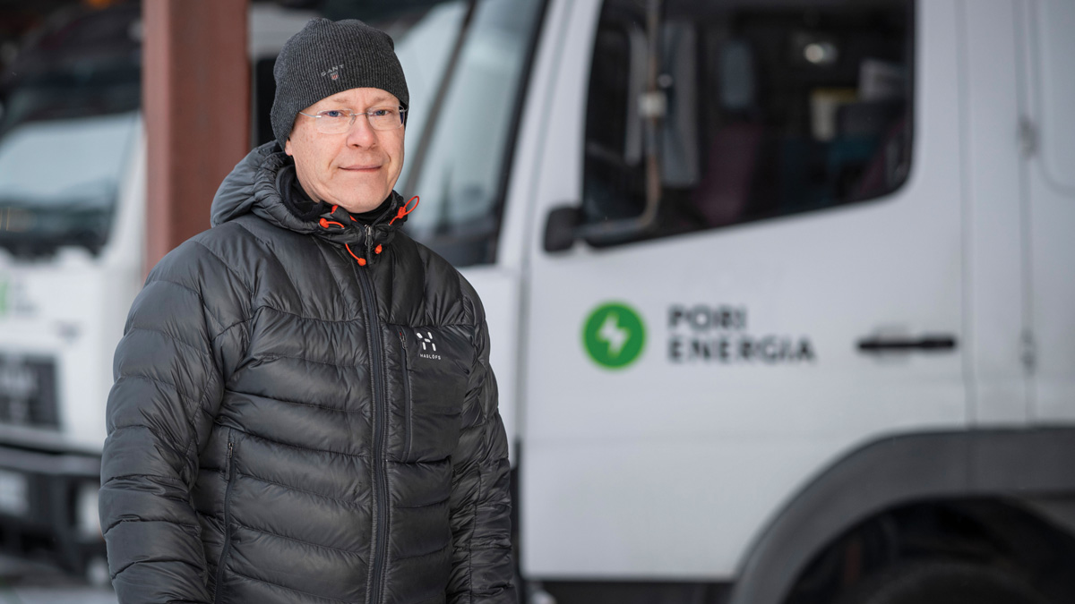 Pori Energian ICT-päällikkö Janne Jansson seisoo auton edessä