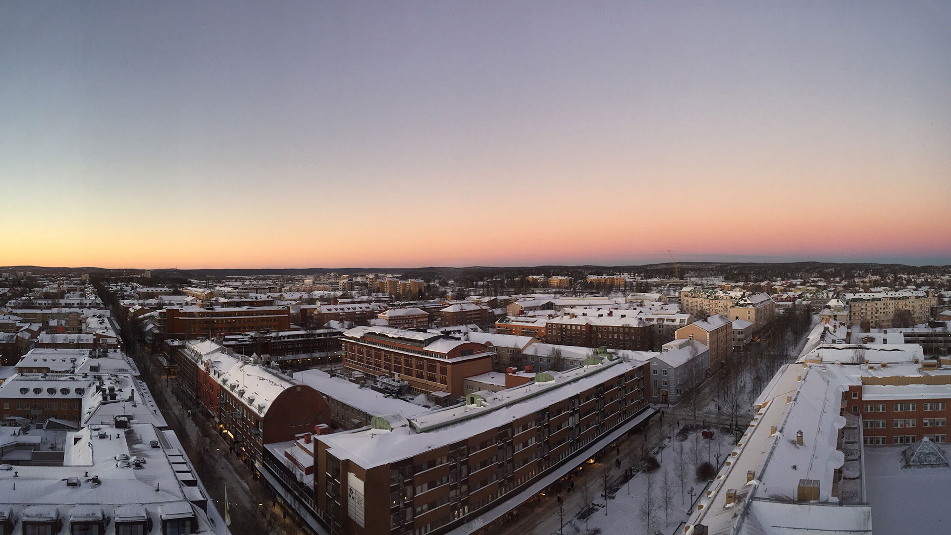 Aamunkoitto lumisessa Uumajan kaupungissa. 
