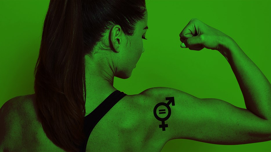 Nuori nainen koukistaa käsivarttaan. Naisen hauiksessa on tasa-arvoa symboloiva tatuointi.