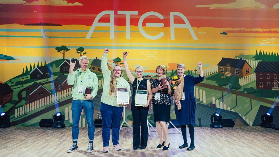 Vuoden digitaalisin teko -kilpailun voittajien  Commu App ja Etelä-Suomen lomituspalvelut edustajat juhlivat voittoaan Atea Focus -tapahtuman päälavalla.