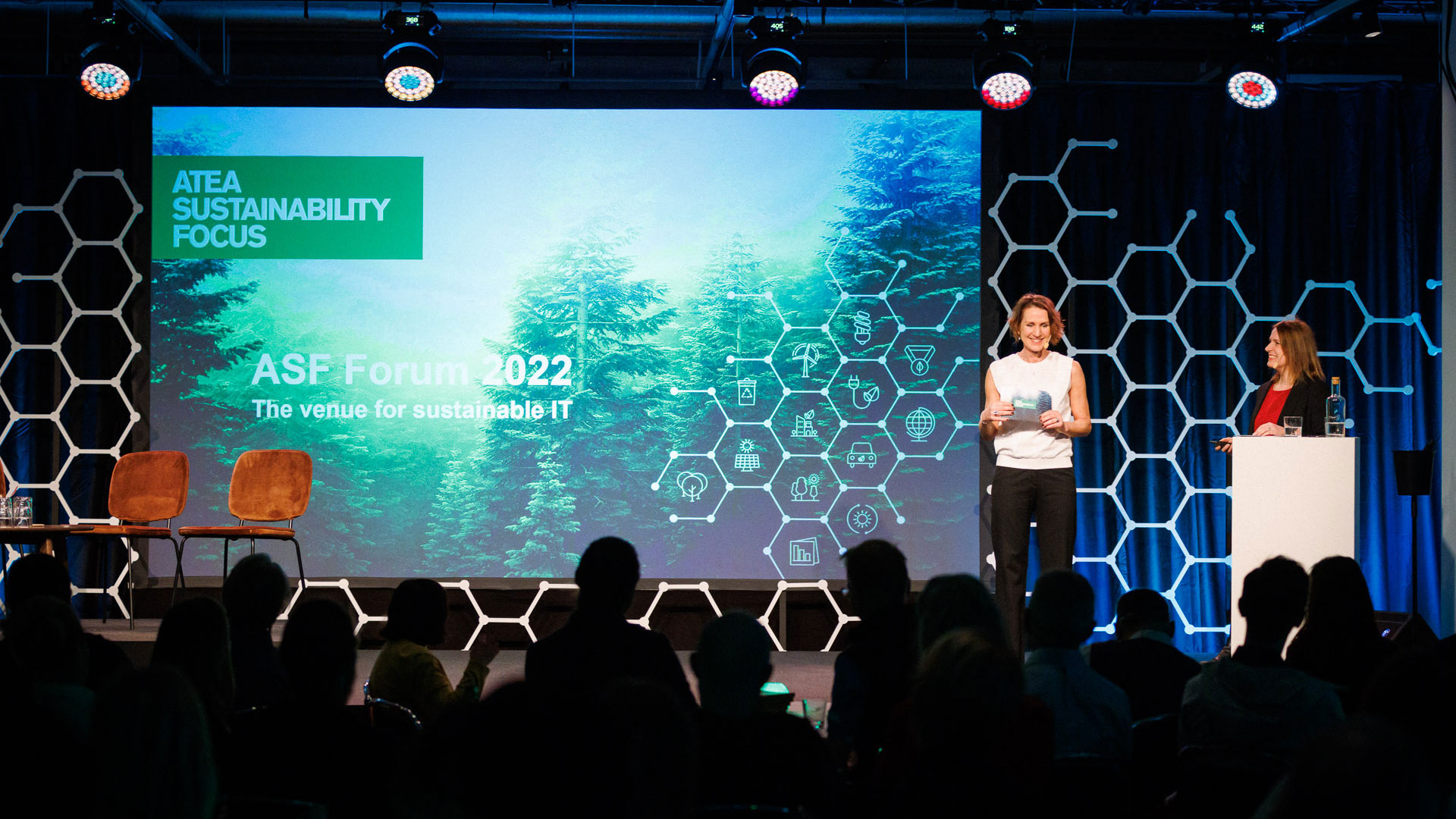 Camilla Cederquist ja Chiara Salvetti seisovat Atea Sustainability Focus -tapahtuman puhujalavalla.