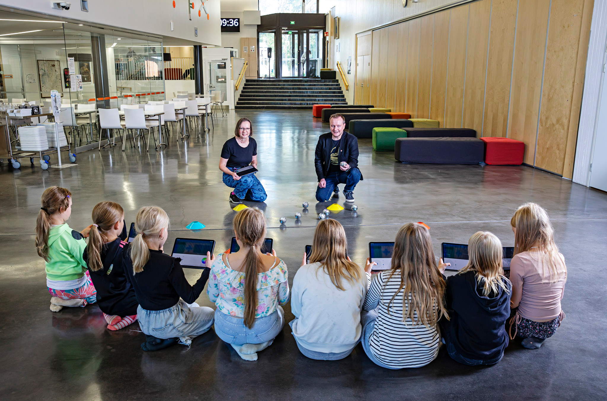 Vaalan koulukeskus robottipallt opetuksessa.