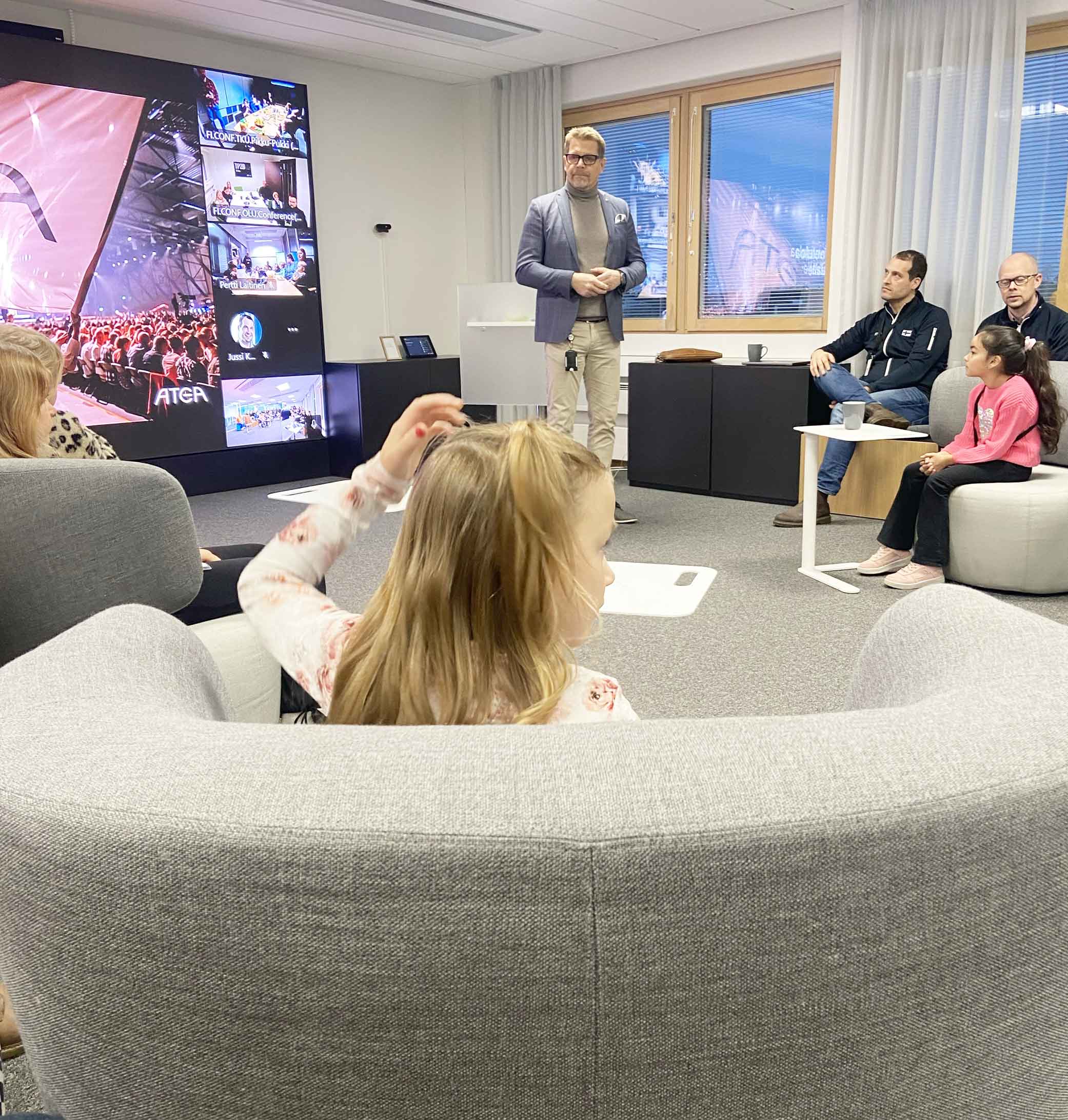 Juha Sihvonen puhuu lapsille Lapset mukaan töihin -päivässä