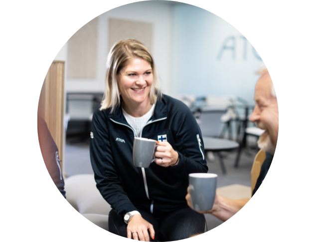 TP2B atealainen kahvilla toimistolla Hilla Jalonen