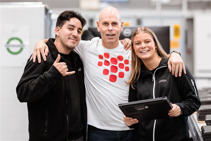 COO Carl Johan Hultenheim Växjössä logistiikkakeskuksen työntekijöiden kanssa.